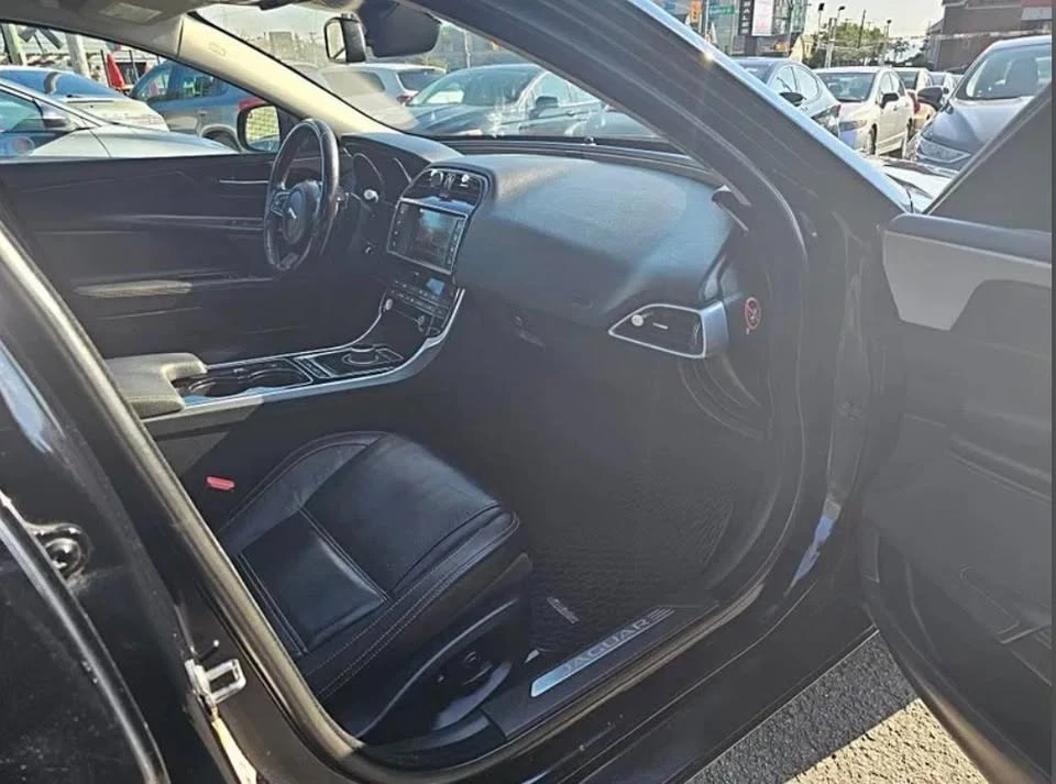 2017 Jaguar XE - Image 7 of 12