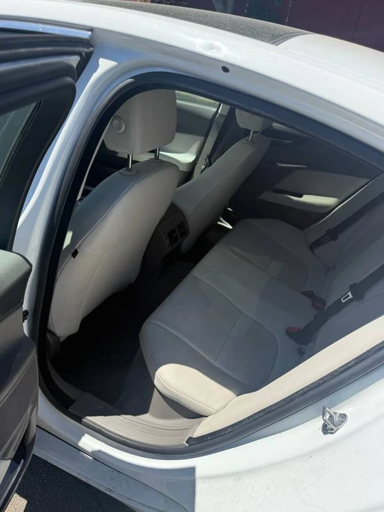 2017 Jaguar XE - Image 4 of 5