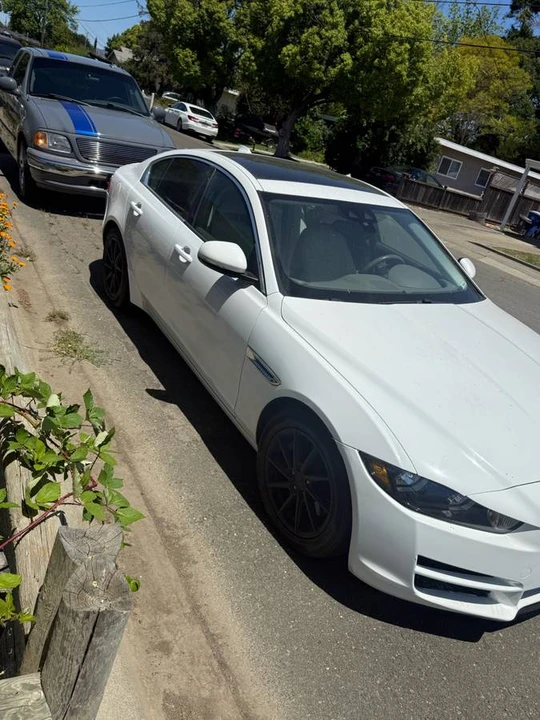 2017 Jaguar XE - Image 3 of 5