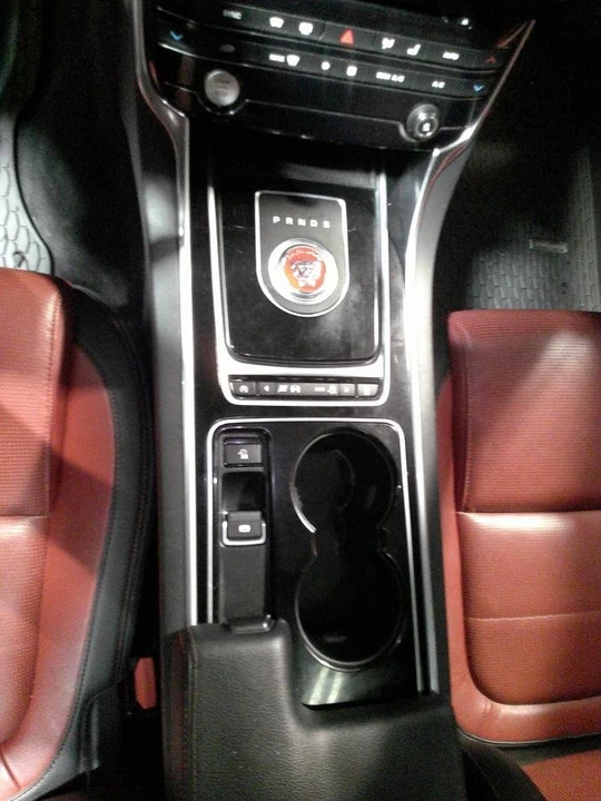 2017 Jaguar XE - Image 16 of 20