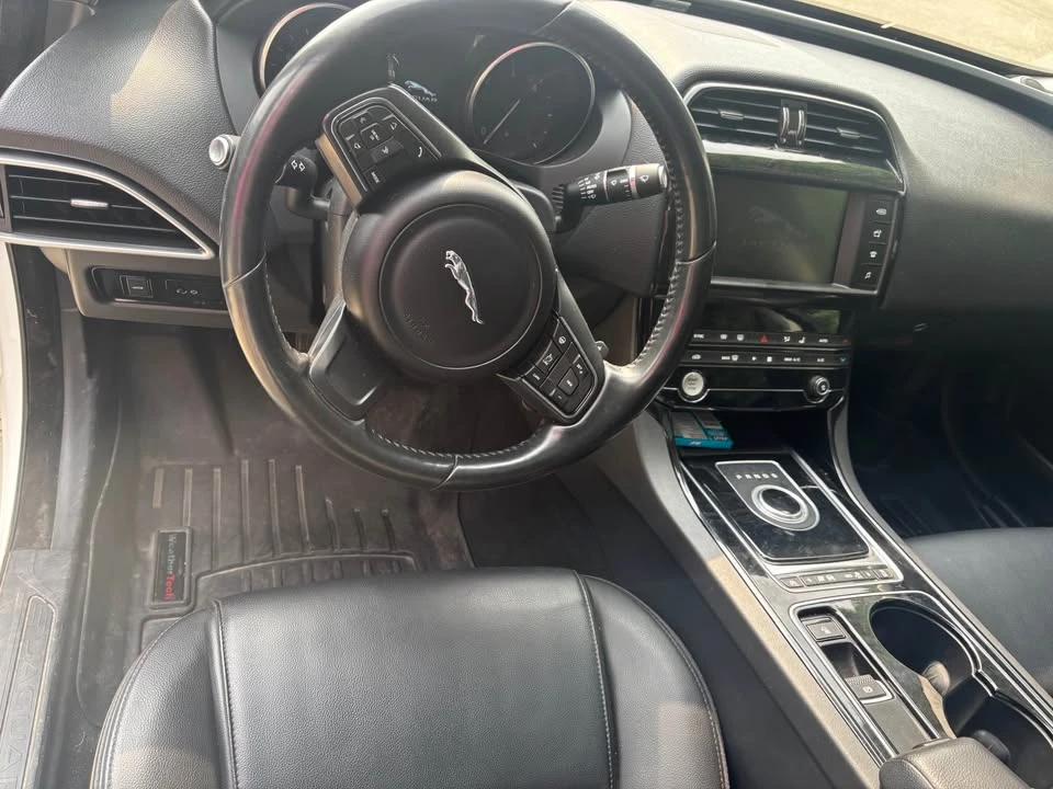 2017 Jaguar XE - Image 4 of 4