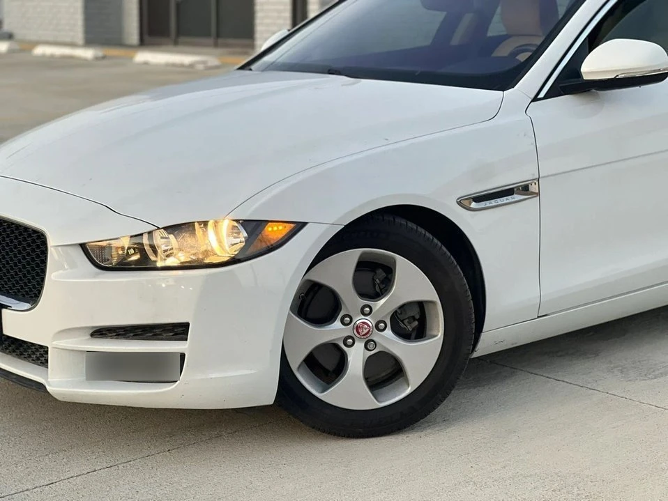 2017 Jaguar XE - Image 8 of 20