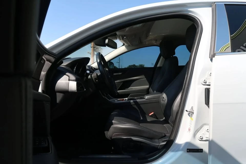 2017 Jaguar XE - Image 13 of 20