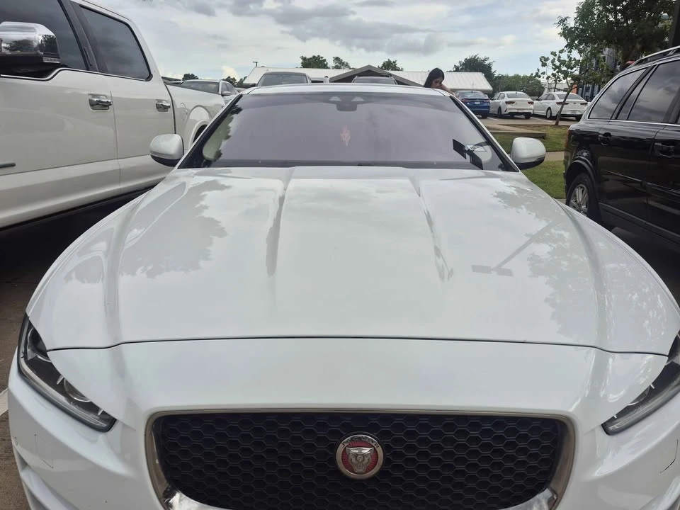 2017 Jaguar XE - Image 7 of 10