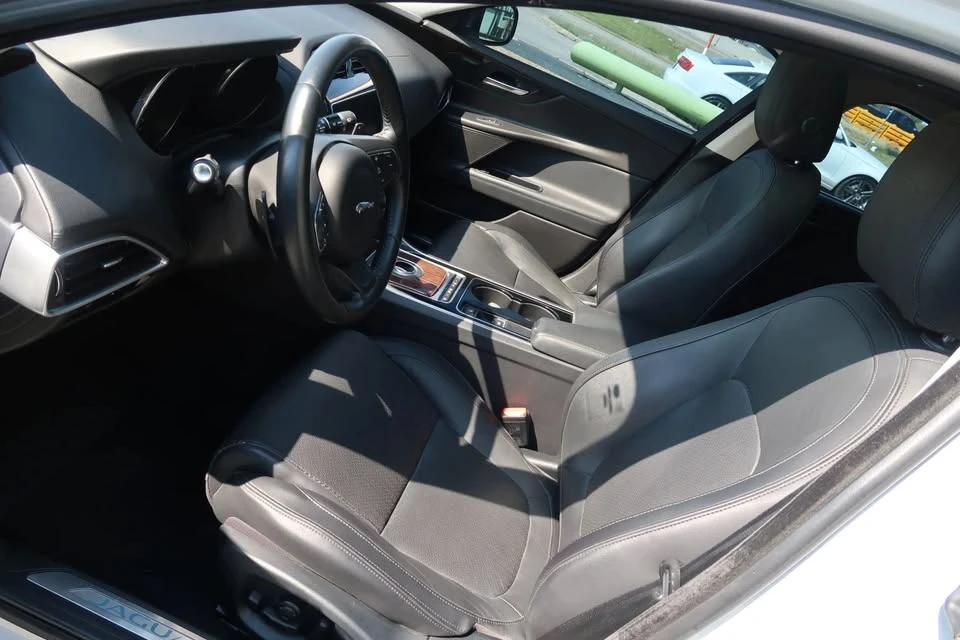 2017 Jaguar XE - Image 14 of 20