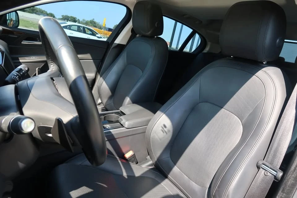 2017 Jaguar XE - Image 15 of 20