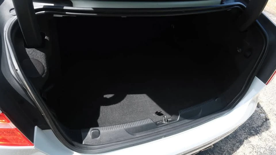 2017 Jaguar XE - Image 13 of 20