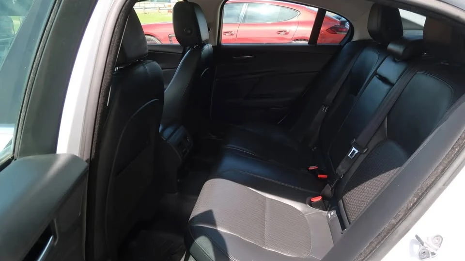 2017 Jaguar XE - Image 18 of 20