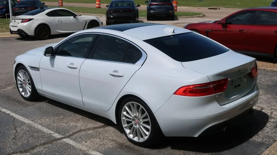 2017 Jaguar XE - Image 10 of 20