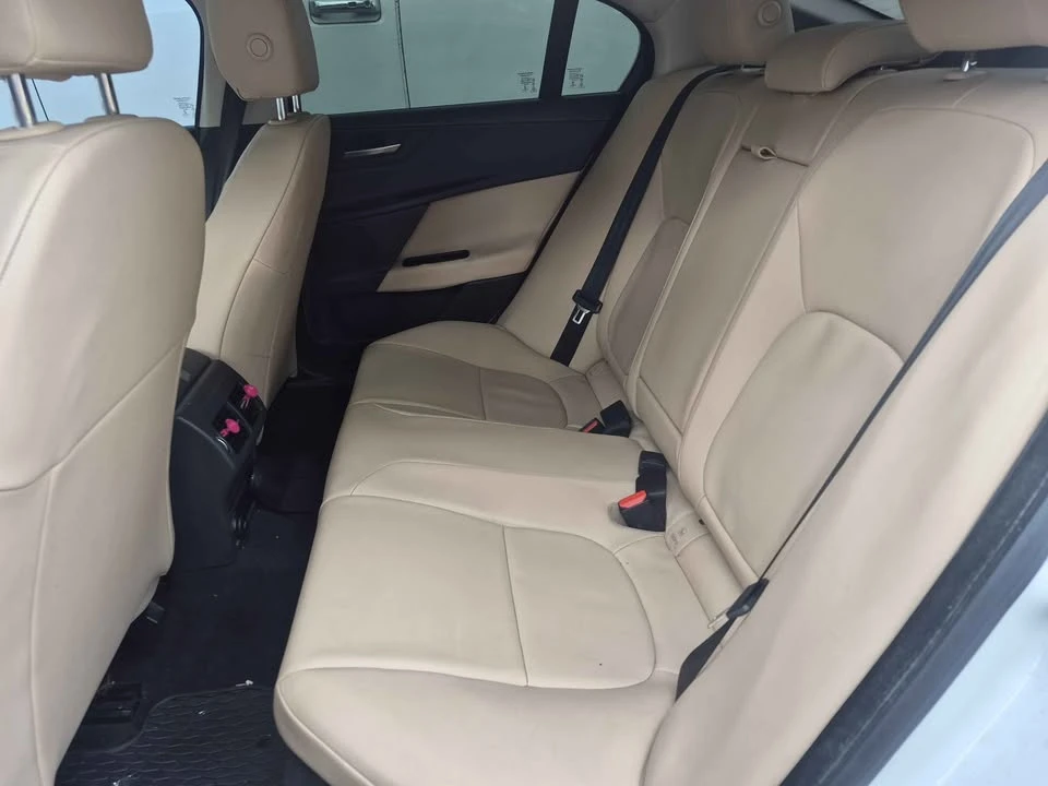 2017 Jaguar XE - Image 5 of 10