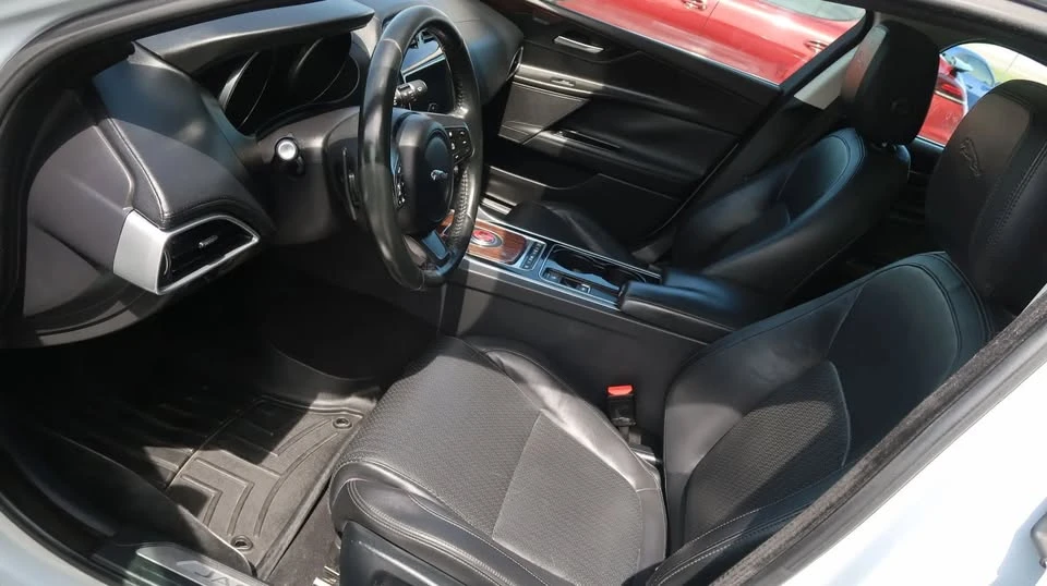 2017 Jaguar XE - Image 15 of 20