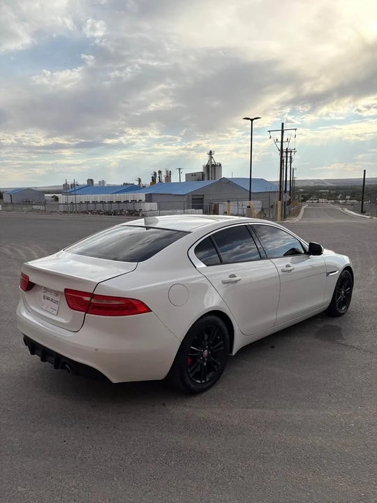 2017 Jaguar XE - Image 5 of 12