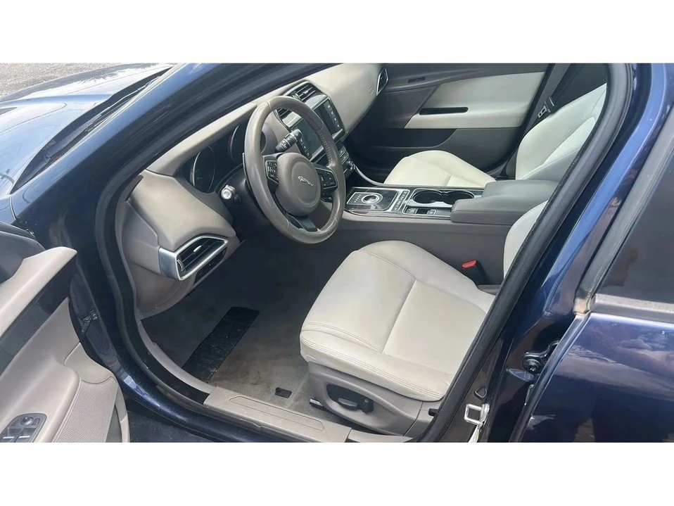 2017 Jaguar XE - Image 8 of 12