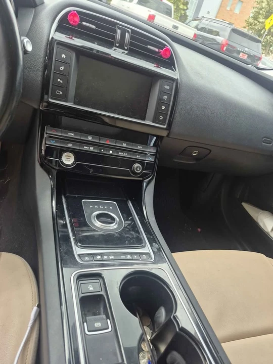 2017 Jaguar XE - Image 6 of 10