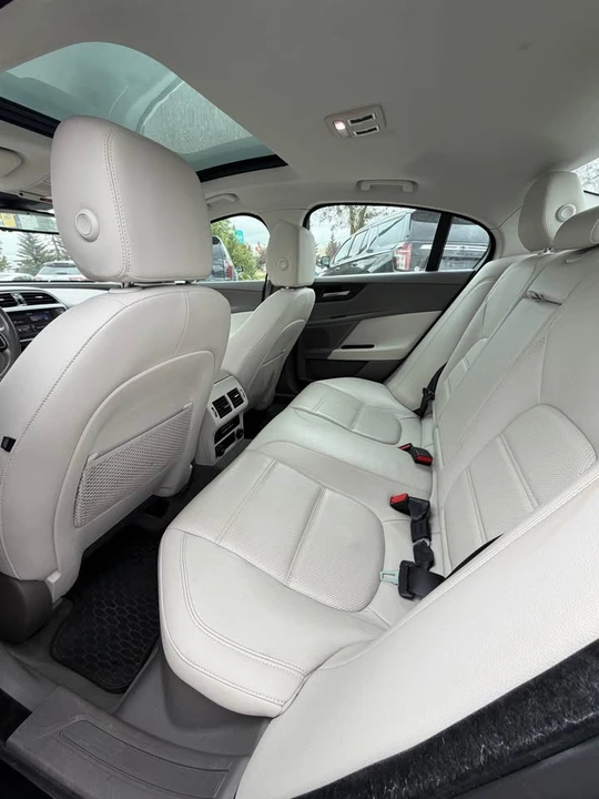 2017 Jaguar XE - Image 7 of 9