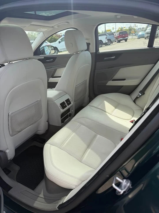 2017 Jaguar XE - Image 7 of 10