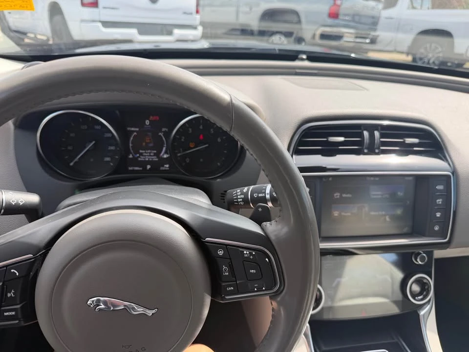 2017 Jaguar XE - Image 8 of 10