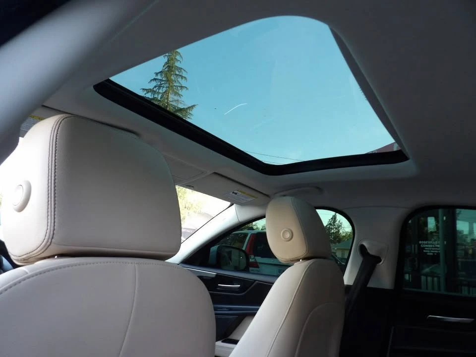2017 Jaguar XE - Image 10 of 16