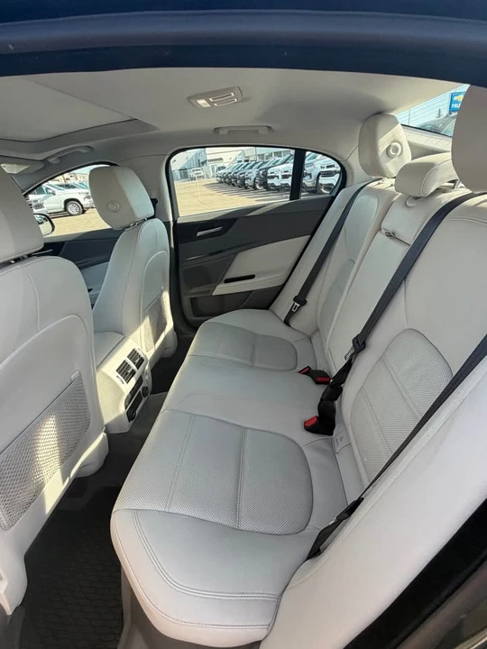 2017 Jaguar XE - Image 5 of 8