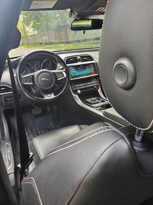 2017 Jaguar XE - Image 10 of 14