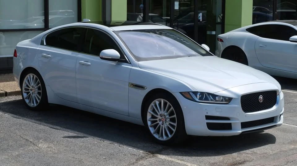 2017 Jaguar XE - Image 4 of 16