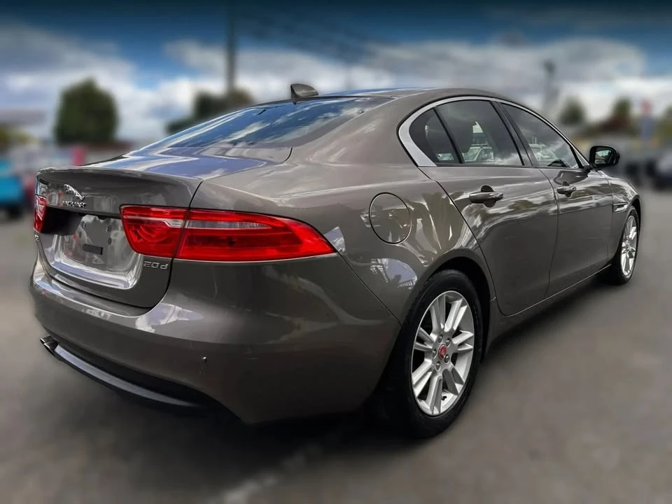 2017 Jaguar XE - Image 5 of 15