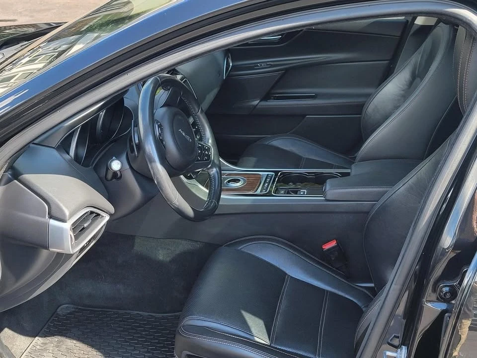 2017 Jaguar XE - Image 5 of 6