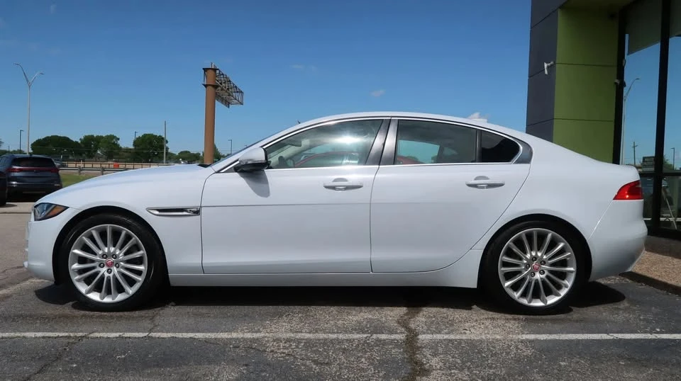 2017 Jaguar XE - Image 6 of 16