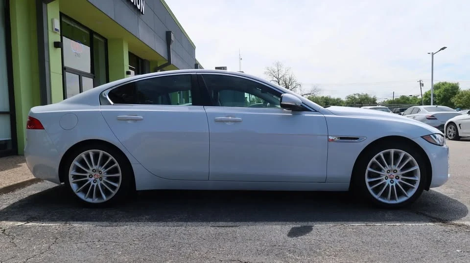 2017 Jaguar XE - Image 7 of 16