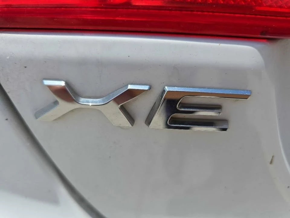 2017 Jaguar XE - Image 9 of 19