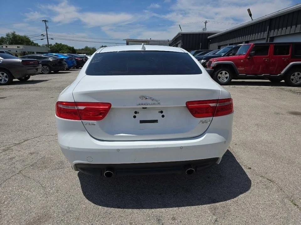 2017 Jaguar XE - Image 7 of 19