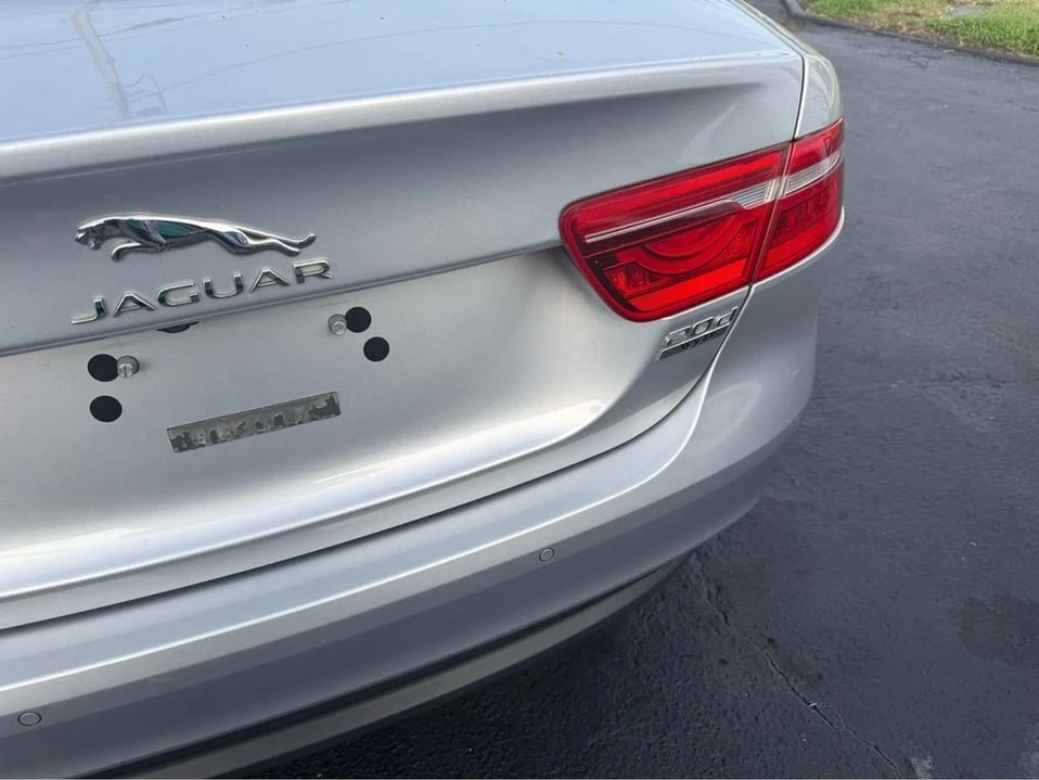 2017 Jaguar XE - Image 10 of 14