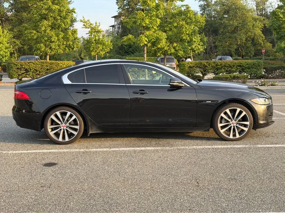 2017 Jaguar XE - Image 4 of 12