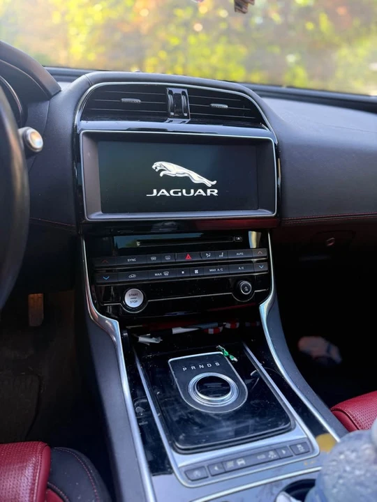 2017 Jaguar XE - Image 5 of 8
