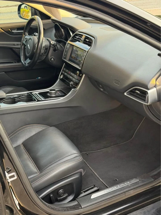 2017 Jaguar XE - Image 9 of 12