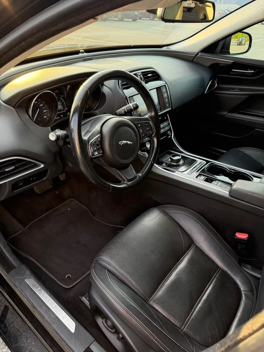 2017 Jaguar XE - Image 8 of 12