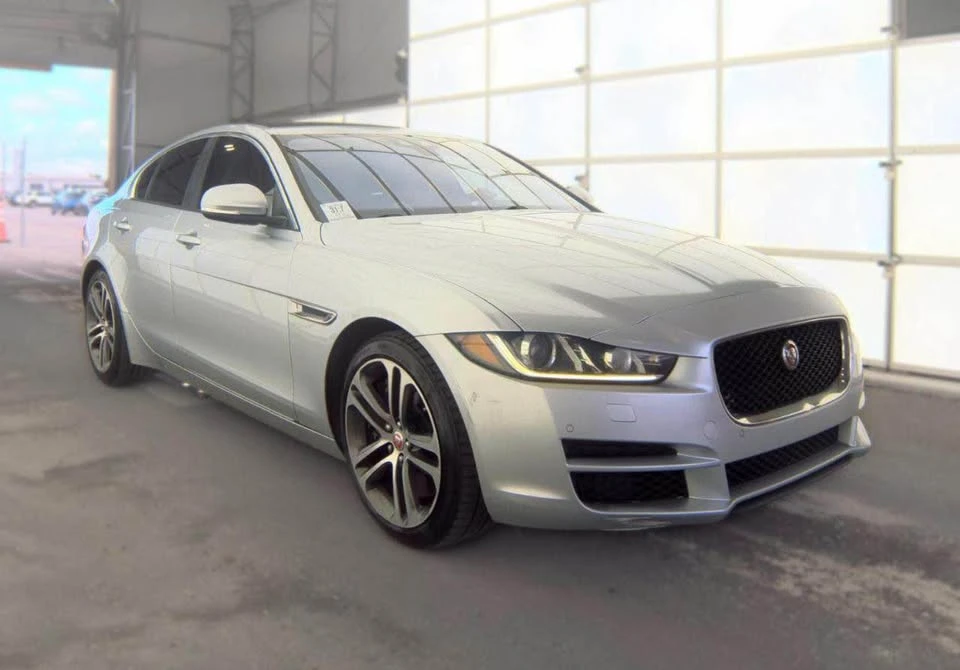 2017 Jaguar XE - Image 3 of 8
