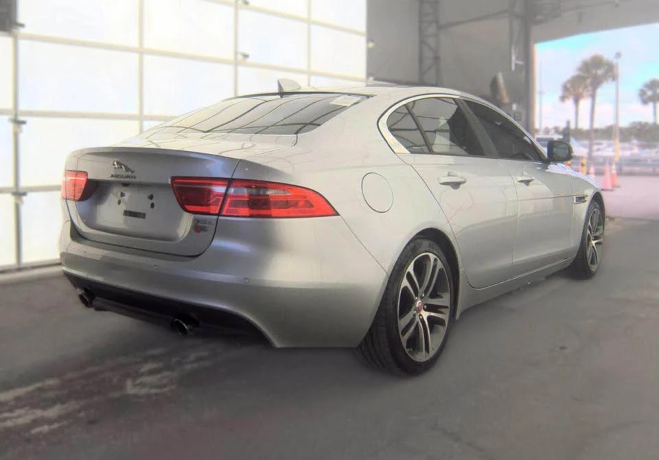 2017 Jaguar XE - Image 4 of 8