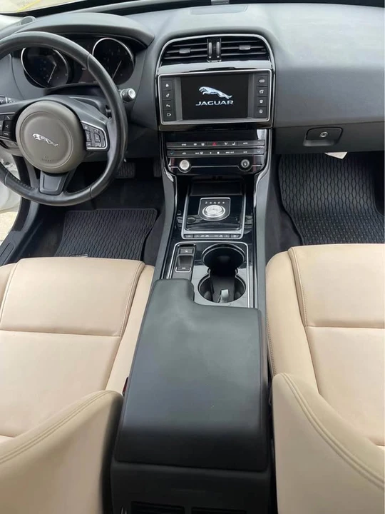2017 Jaguar XE - Image 5 of 9