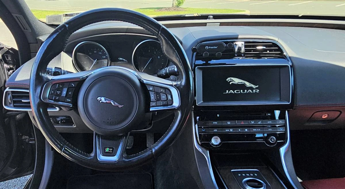 2017 Jaguar XE - Image 14 of 23