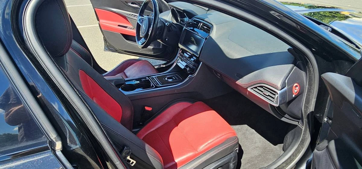 2017 Jaguar XE - Image 11 of 23