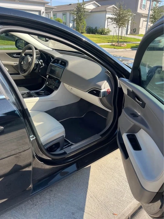 2017 Jaguar XE - Image 10 of 18