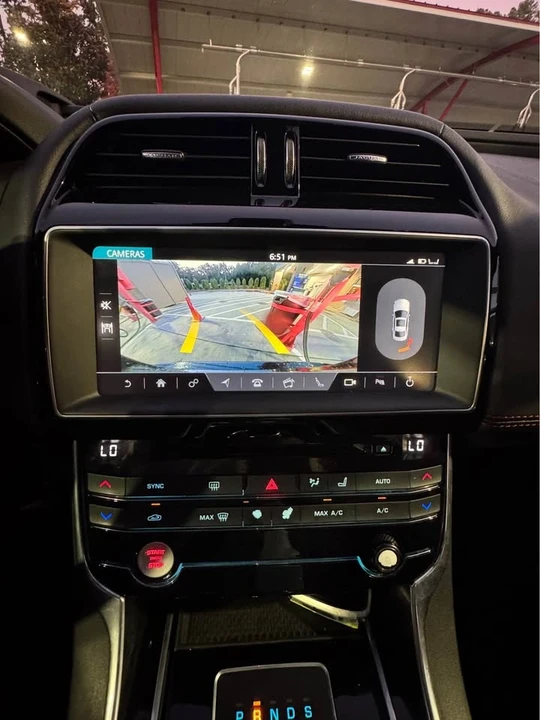 2017 Jaguar XE - Image 10 of 10