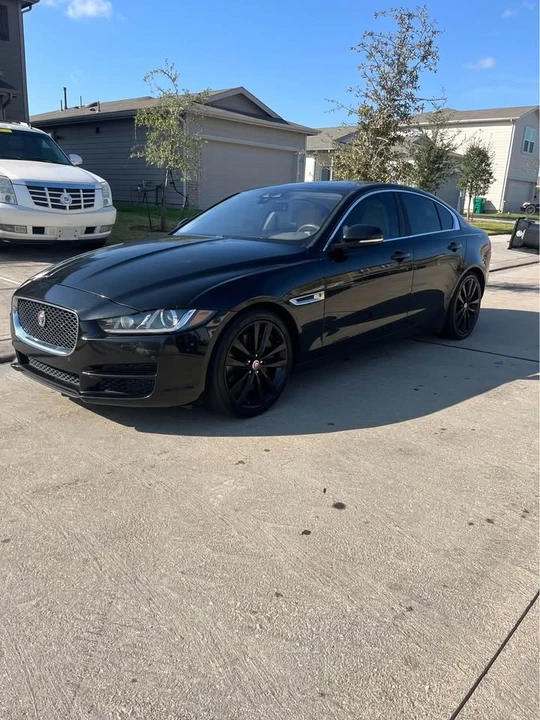 2017 Jaguar XE - Image 5 of 18