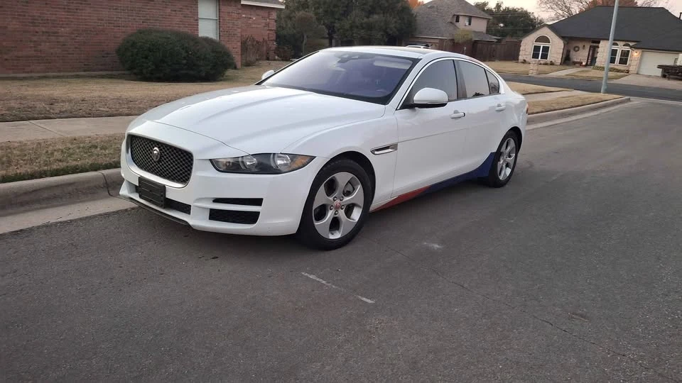 2017 Jaguar XE - Image 2 of 8