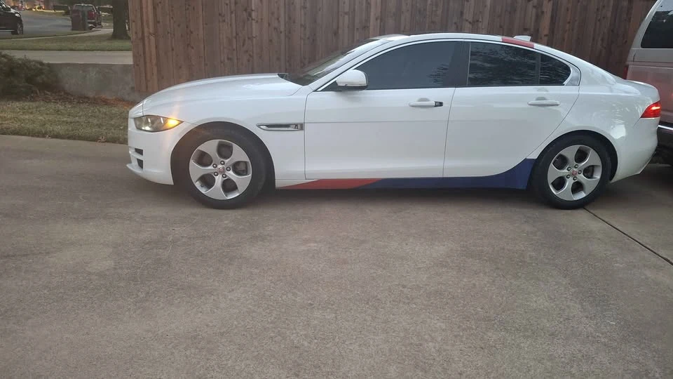 2017 Jaguar XE - Image 4 of 8