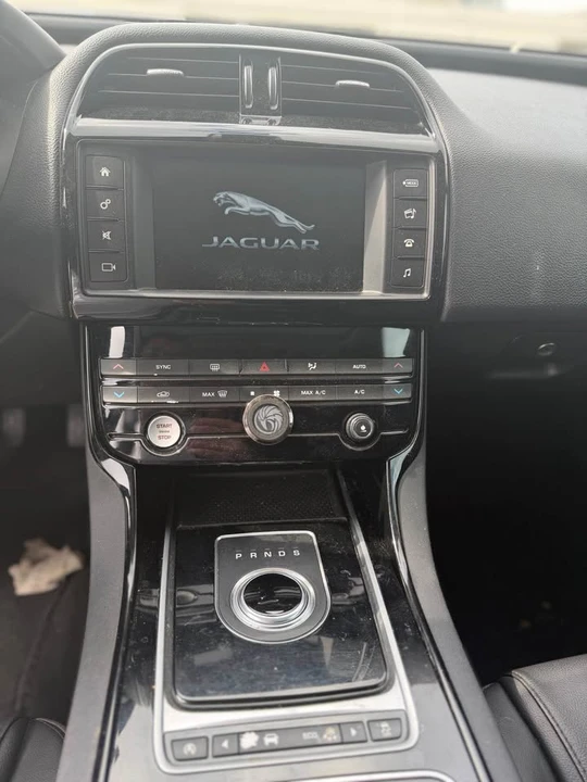 2017 Jaguar XE - Image 9 of 10