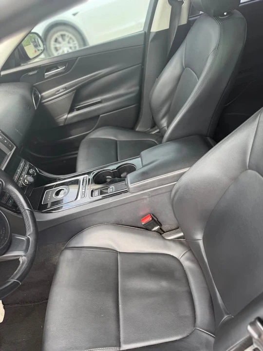 2017 Jaguar XE - Image 8 of 10
