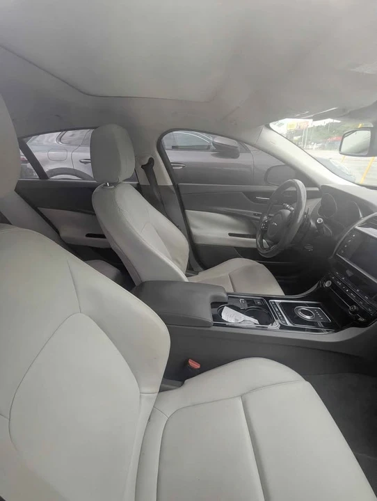2017 Jaguar XE - Image 4 of 5