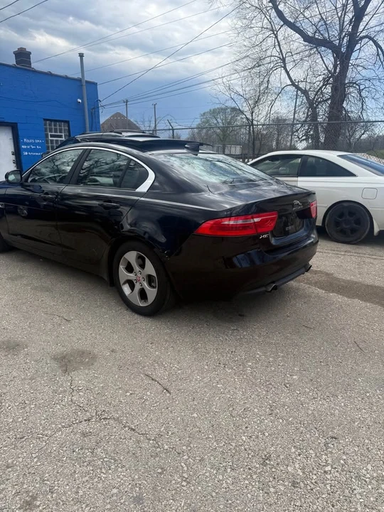 2017 Jaguar XE - Image 5 of 7